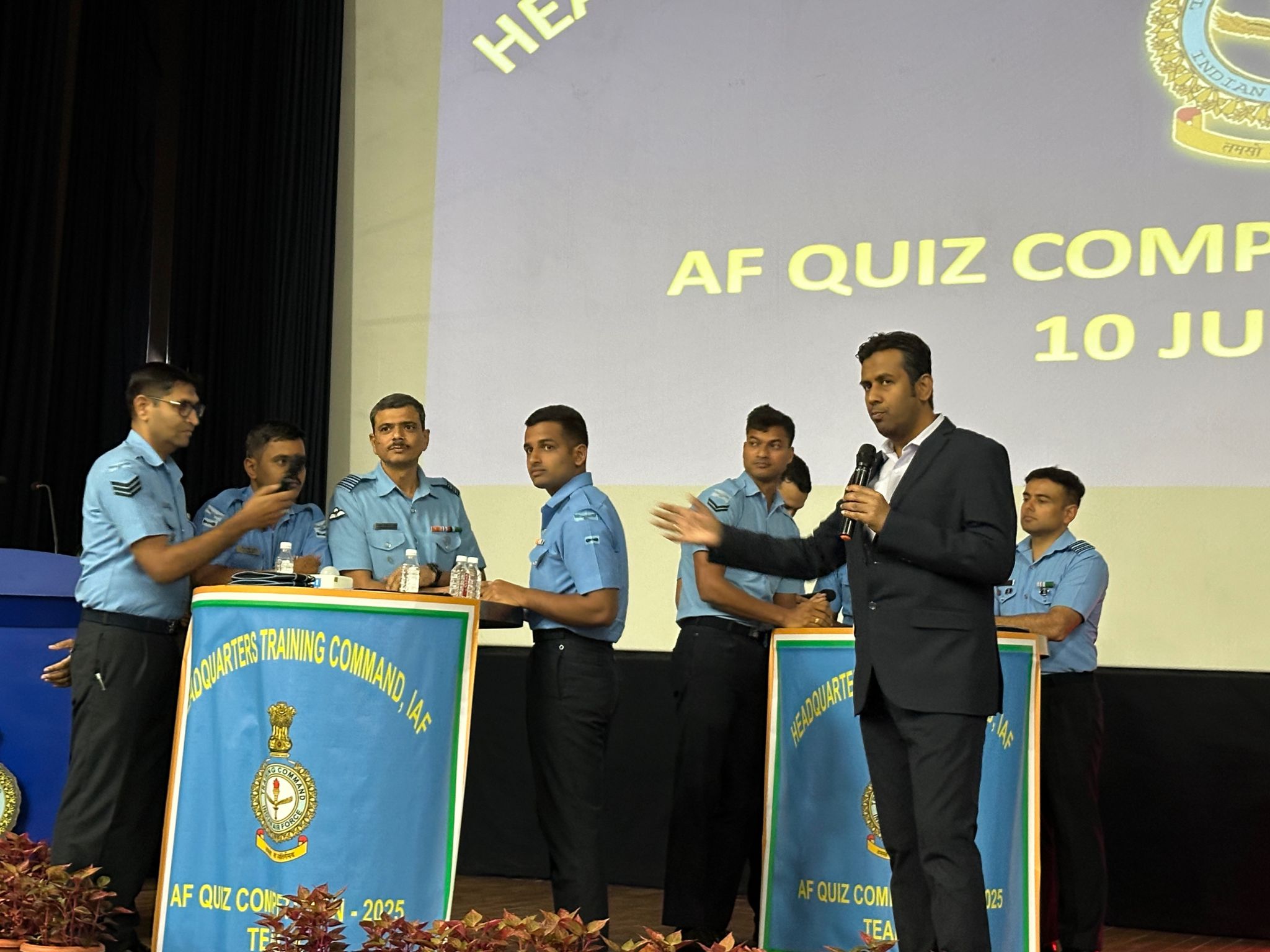 Best quizmaster in India Gautam Bose hosting defence quiz