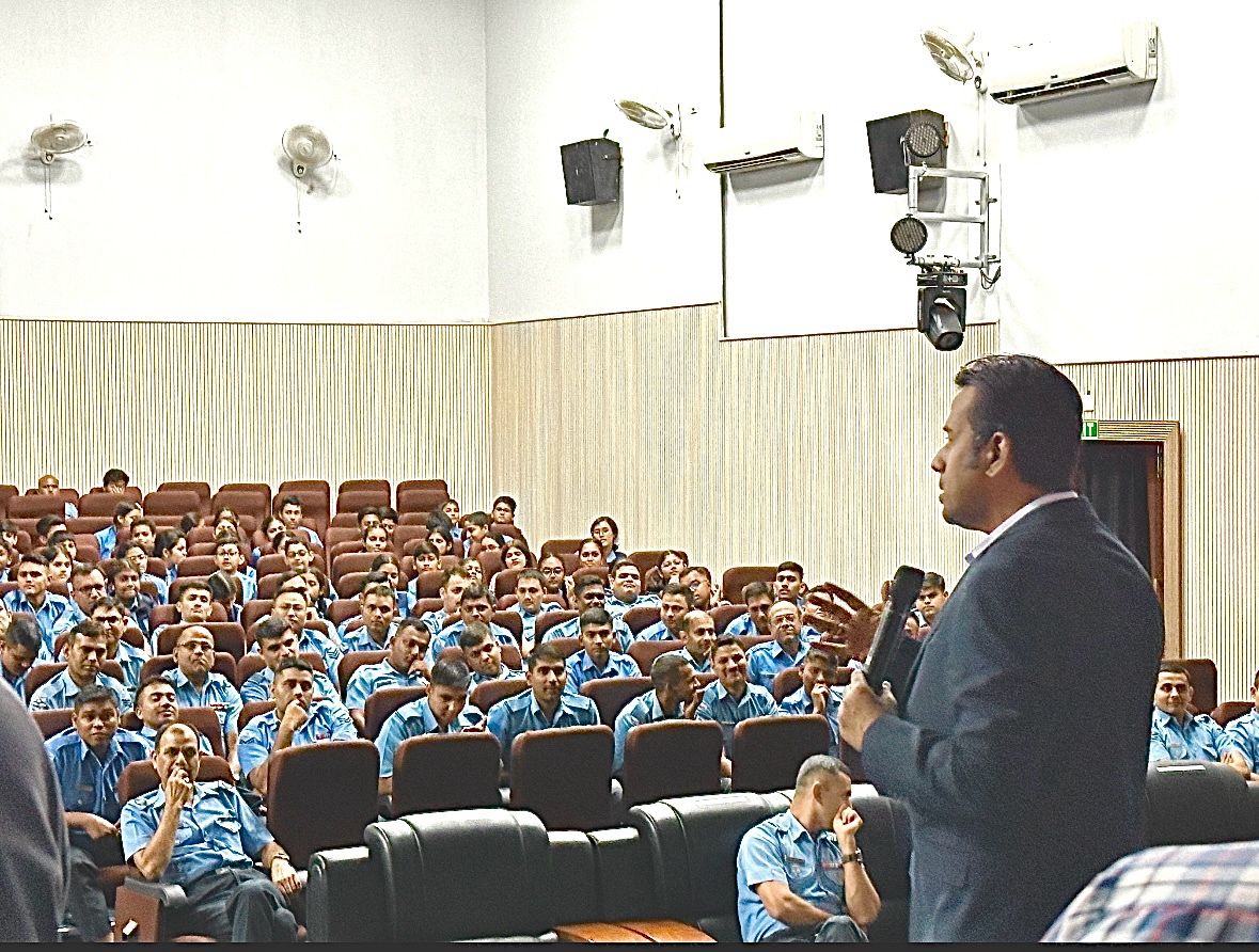 Best quizmaster in India Gautam Bose hosting defence quiz